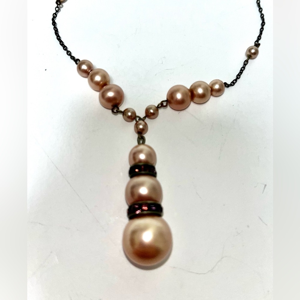 Vintage pinky/beige pearl necklace. 15 inch choker necklace.